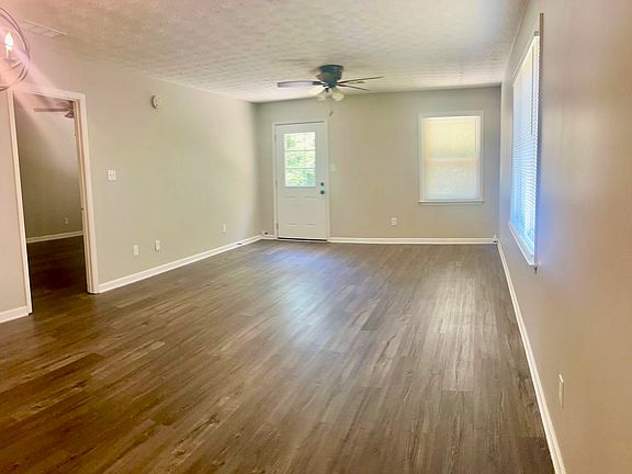 3rd image of 1613 Riverside Trl NE