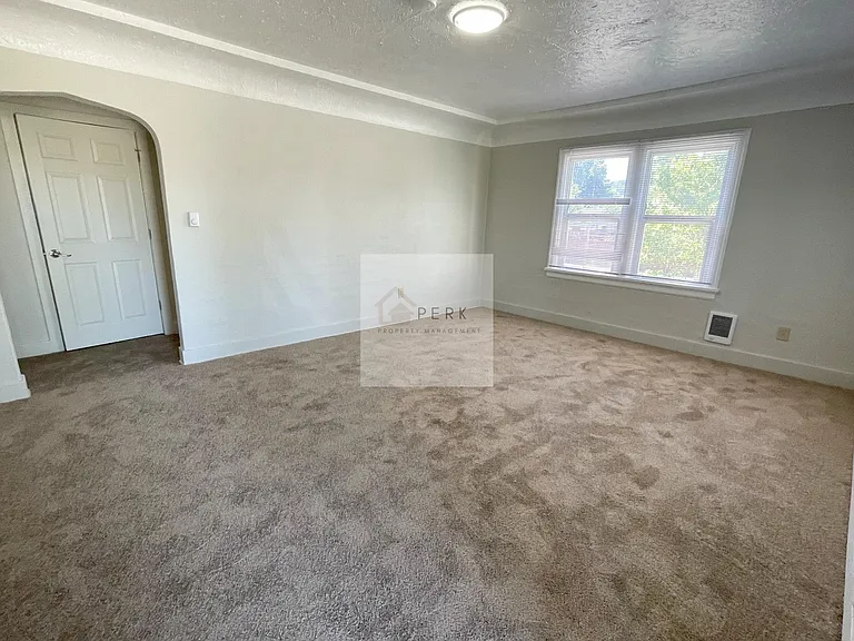 300 Garden Ave N #A — Photo 3