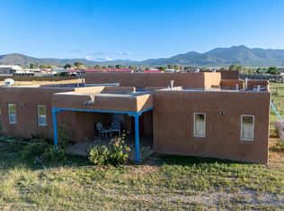 137 W Romero Rd, Ranchos De Taos, NM 87557