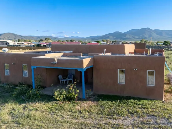 137 W Romero Rd, Ranchos De Taos, NM 87557