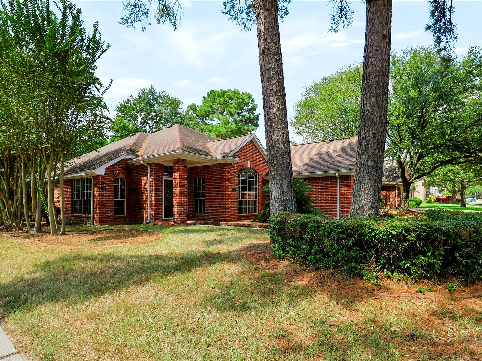 4 bed, 2.0 bath, 2072 sqft, $2,350 — Photo 3