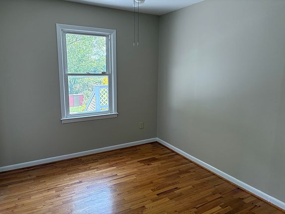 3rd image of 320 Sharon Ln