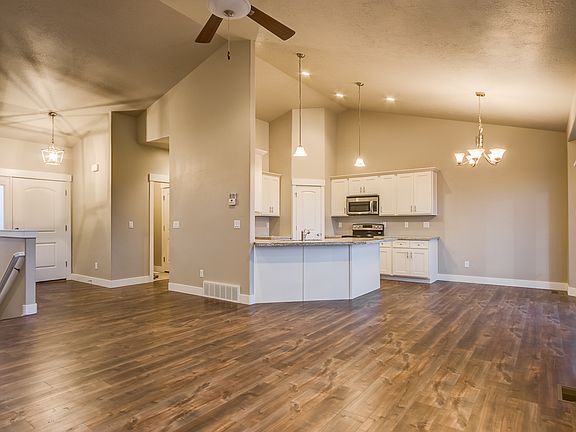 4th image of 124 E Zinfandel Ln