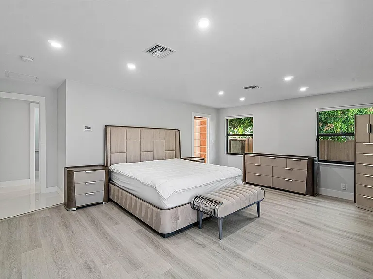 820 SW 16th St — Photo 24