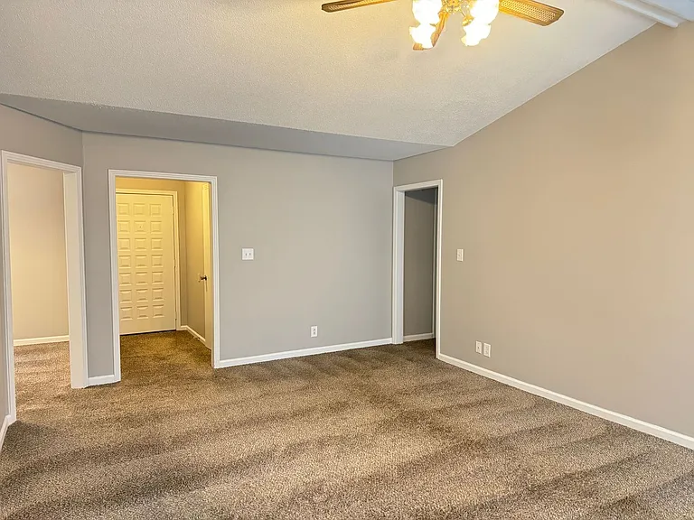 104 Cornelia Ct — Photo 10