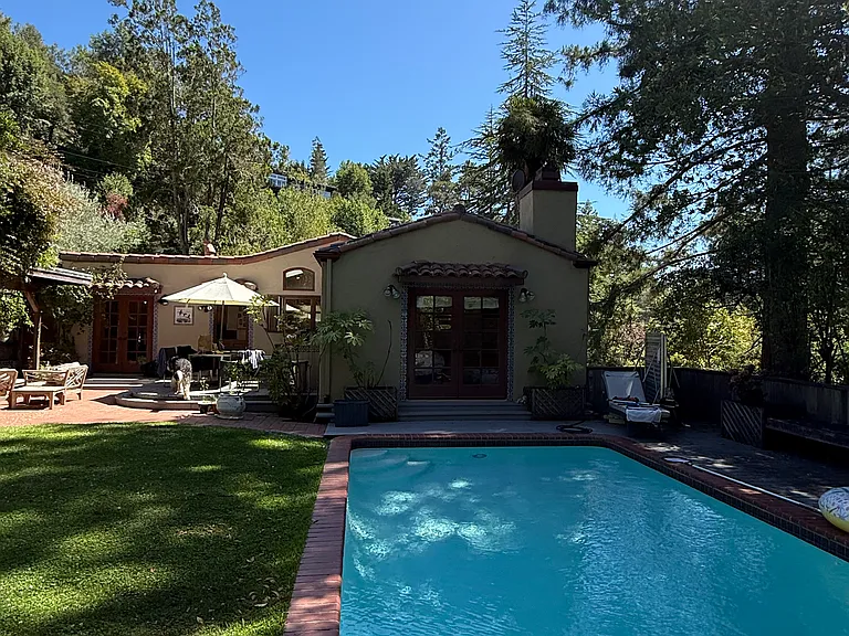 250 Manor Dr — Photo 2