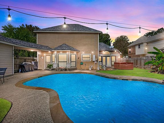 What a way to end the day, in the pool or the hot tub, your choice!