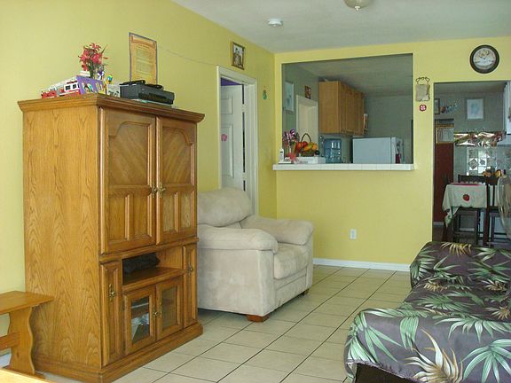 4th image of 10517 Weigand Ave