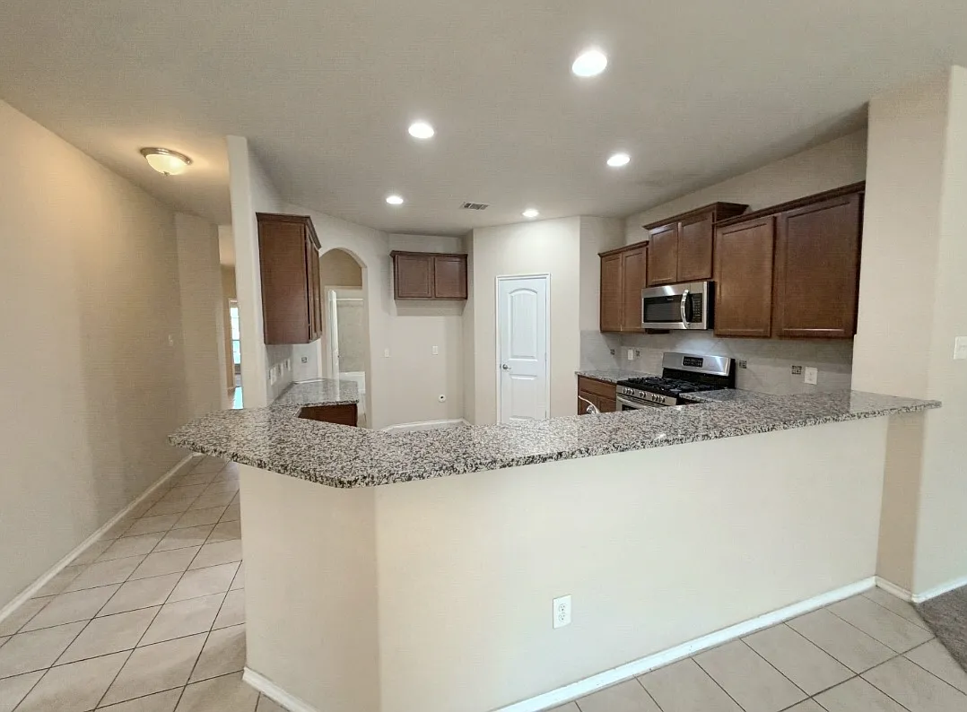 4 bed, 2074 sqft, $2,345 — Photo 4