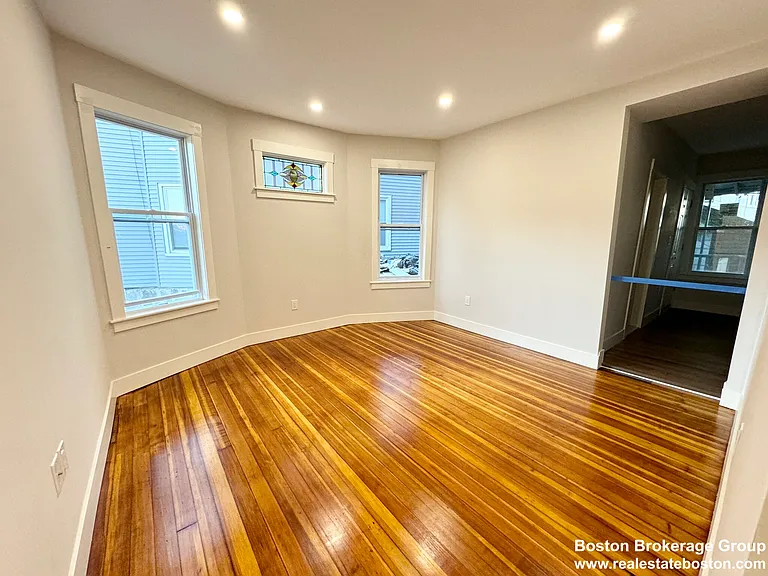 147 E Cottage St #1 — Photo 3