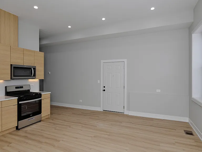 2158 W 18th St #1 — Photo 7