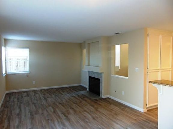 Family room w/fireplace