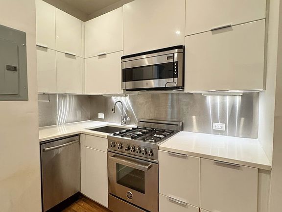 4th image of 216 W 22nd St APT 2FW