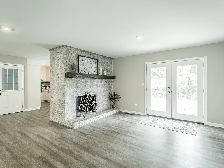 1403 Clearpoint Dr — Photo 56