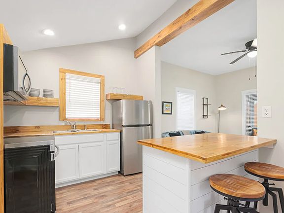 4th image of 31 Bernard St #B