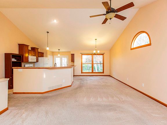 4th image of 52640 Westgate Dr