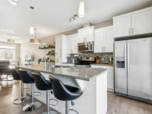 605 SE Evanston Mnr NW, Calgary, AB T3P 0R9