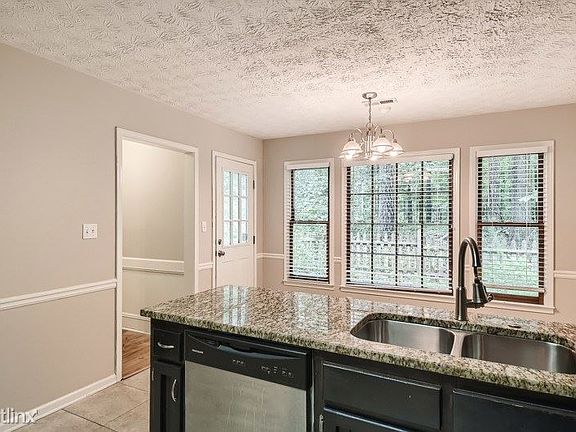 5th image of 370 Fairfield Cir