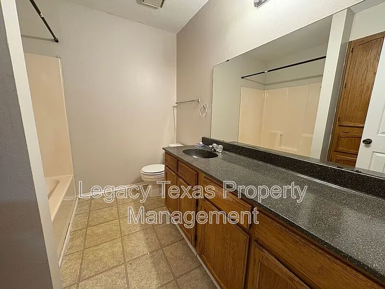 1401 Courtney Pl #C — Photo 16