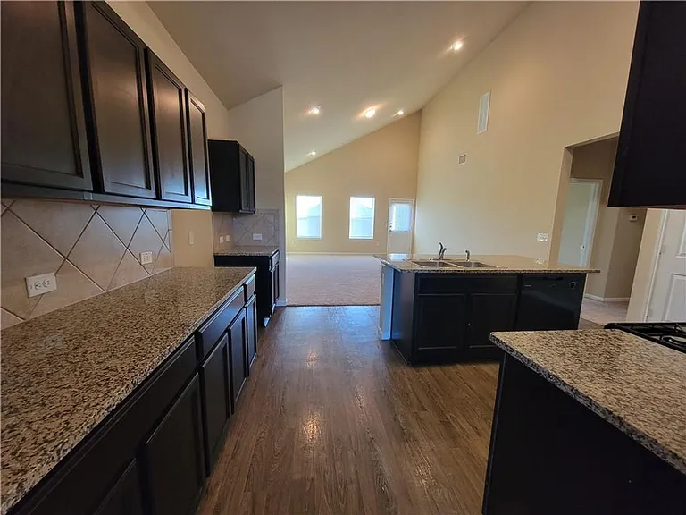 408 Luna Vista Dr — Photo 2