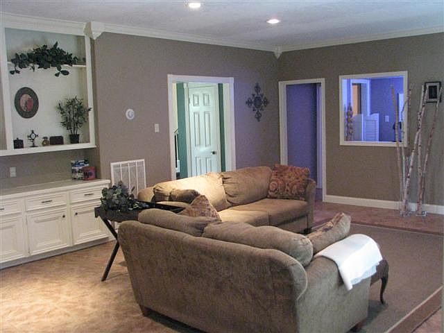 Spacious Living/w built ins