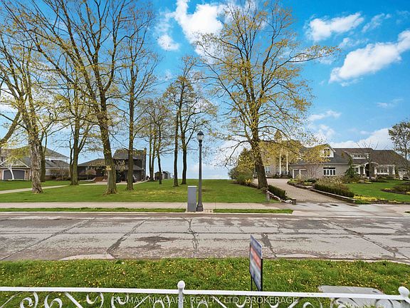 3rd image of 696 Lakeshore Rd