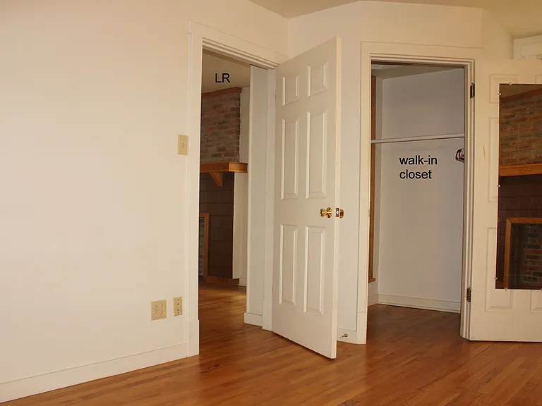 2BR
walk-in closet (right)
entry to LR (left)