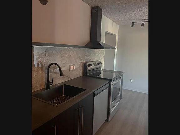 4th image of 1718 Schiller Ave #201