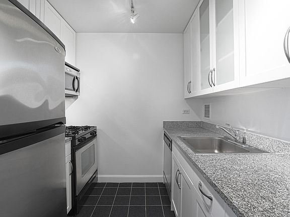 4th image of 360 W 43rd St APT S2j