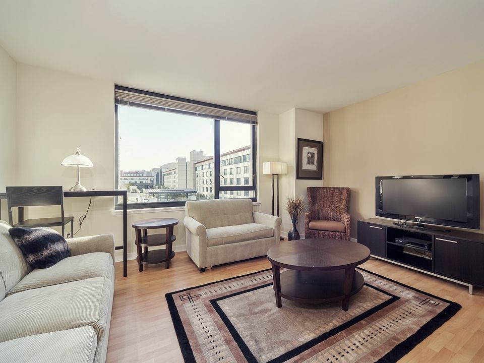 1st image of 260 King St Unit 643