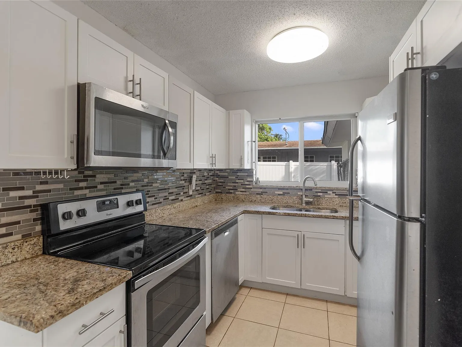 3 bed, 2.0 bath, 1000 sqft, $2,550 — Photo 2