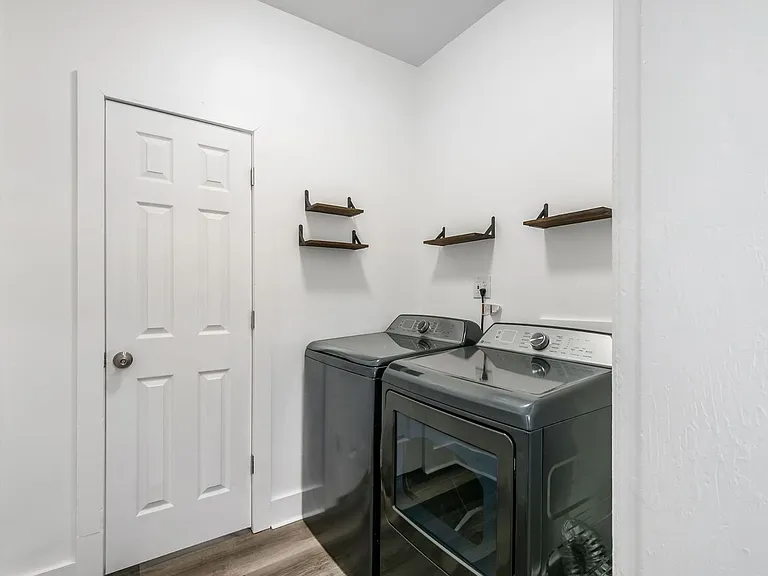1421 Gault St — Photo 32