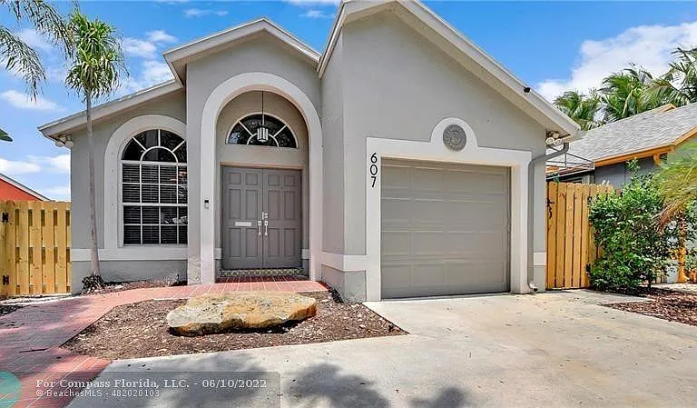 607 SW 15th St — Photo 3