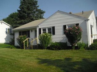 35 Squantum Dr, Middletown, RI 02842