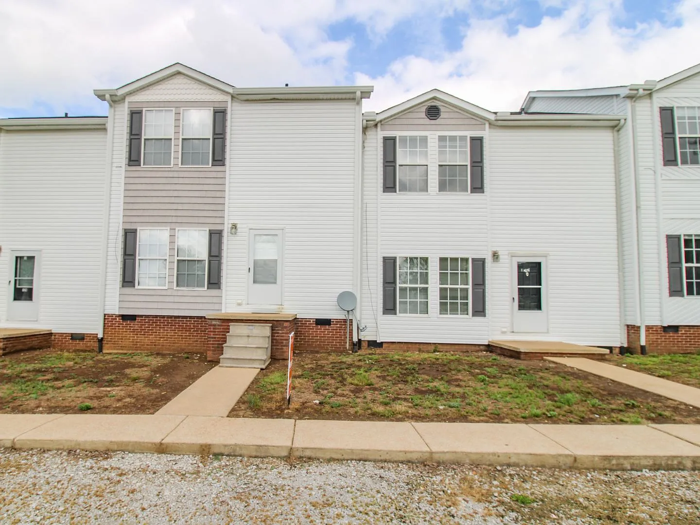 Charming 3BR/2.5BA Townhome Available Now — Photo 2