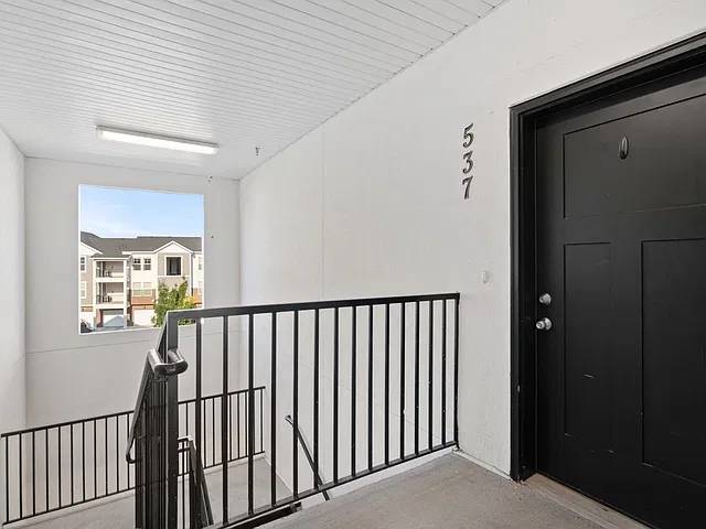3 bed, 1233 sqft, $2,300 — Photo 3
