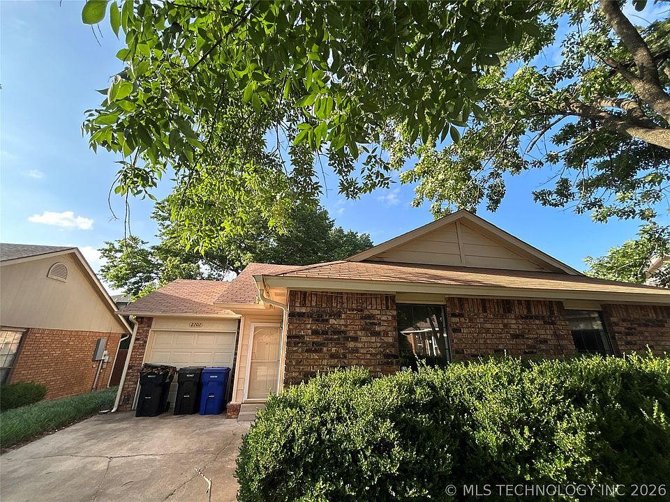 1st image of 2707 S Oak Pl
