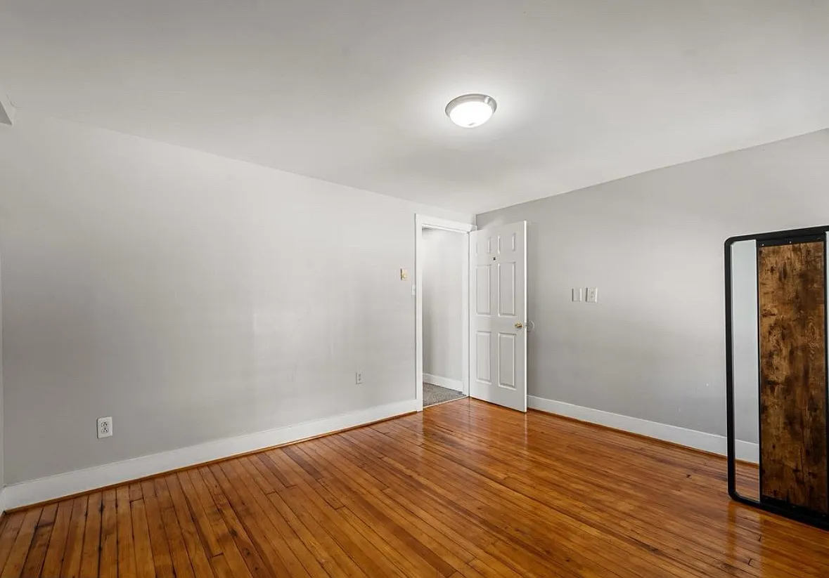 223 Baker St — Photo 2