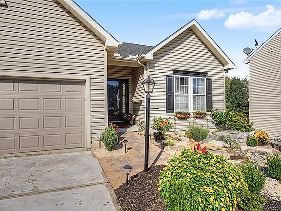 4th image of 40 Teil Tree Ct