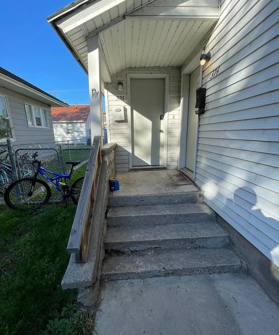 3 bed, 832 sqft, $1,300 — Photo 2