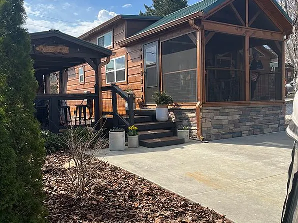 176 Falls View Dr, Dillard, GA 30537