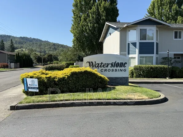 172 NE Rifle Range St APT 9, Roseburg, OR 97470