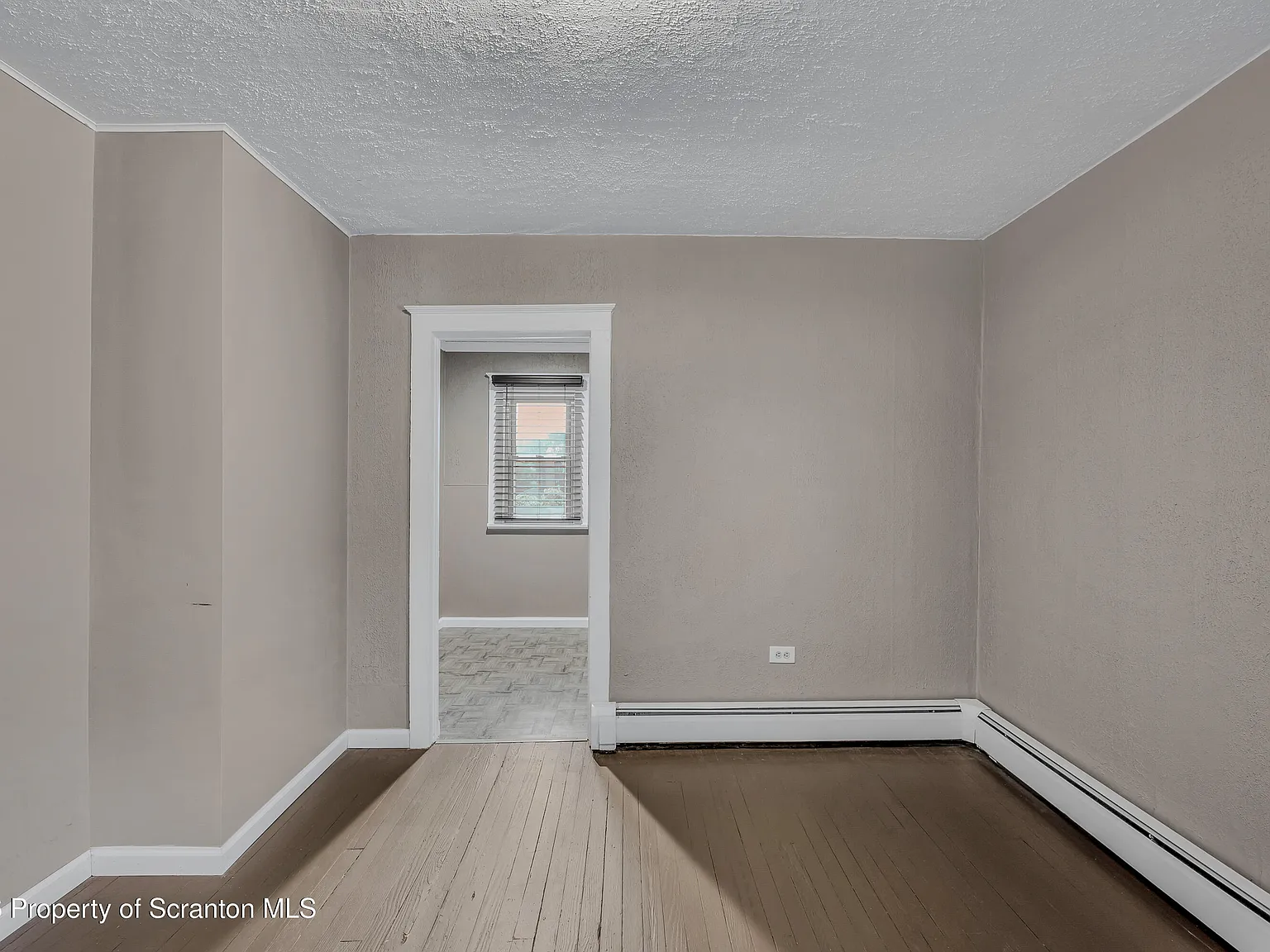 2 bed, 1.0 bath, 2014 sqft, $1,195 — Photo 4