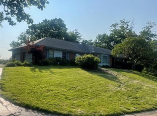 1933 Sturbridge Meadows Rd, Saint Louis, MO 63131