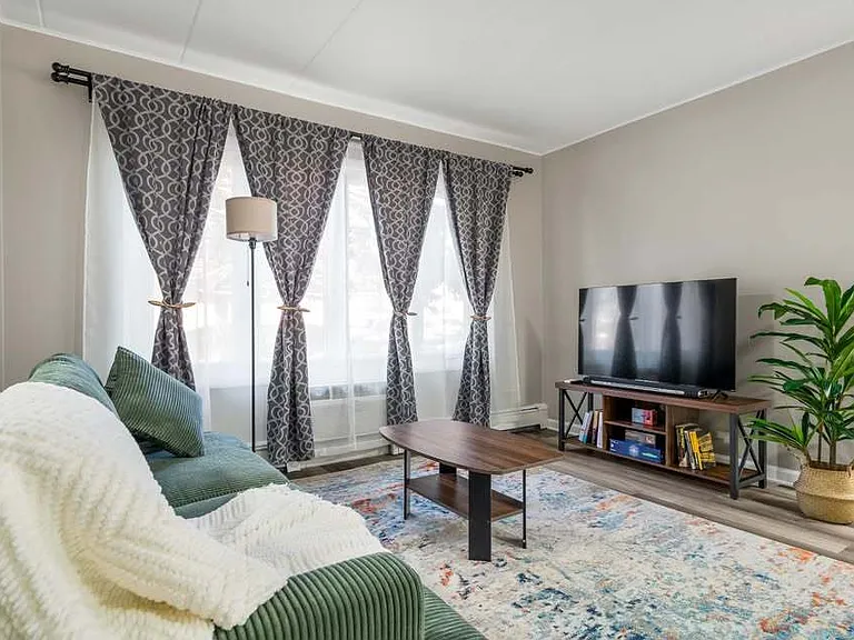 816 W Saint James St #1E — Photo 8