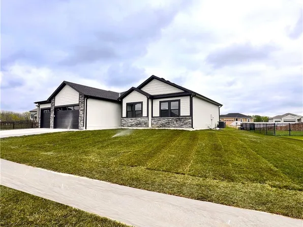 809 W Rader Dr, Harrisonville, MO 64701