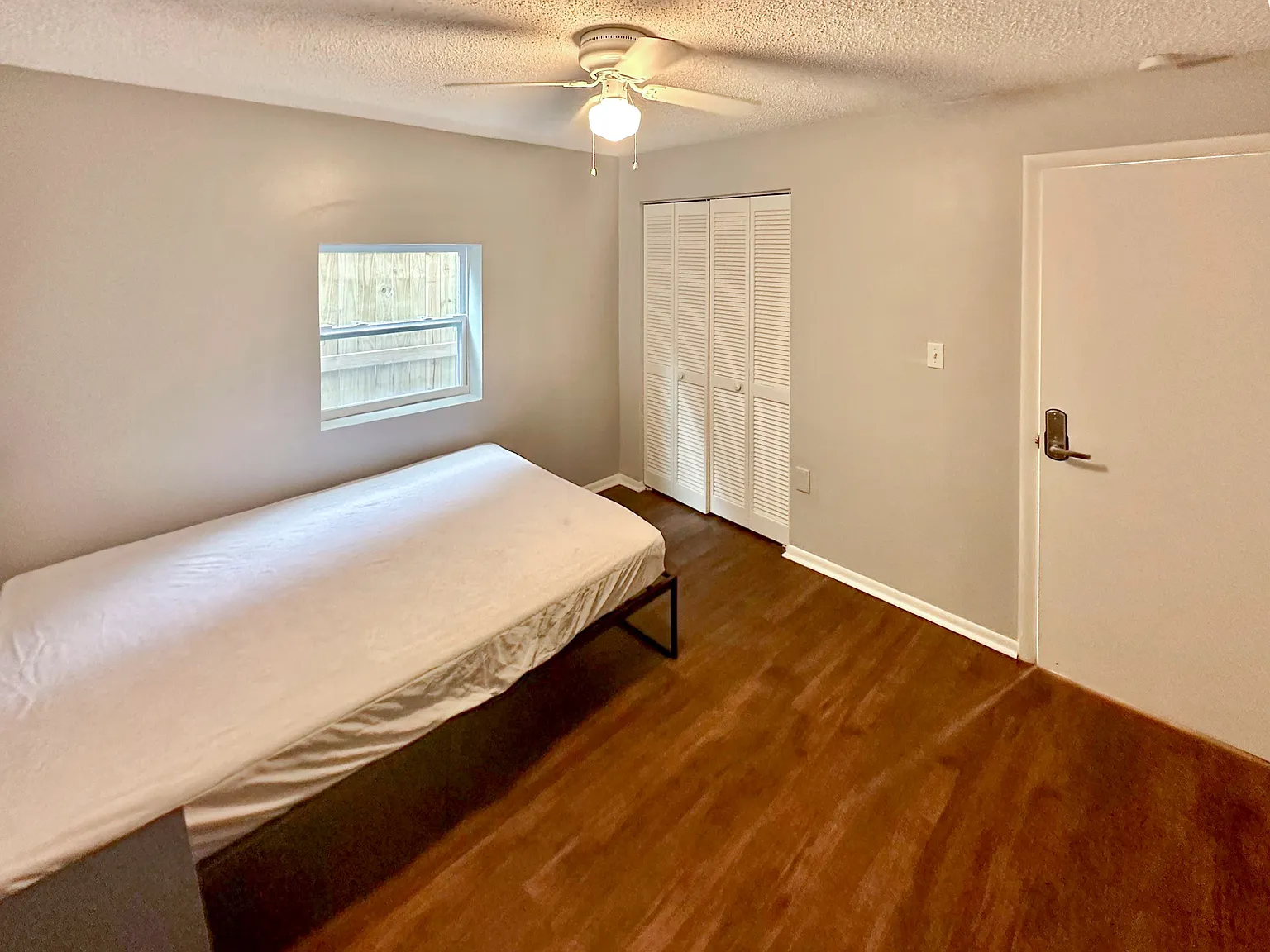 4 bed, 1.0 bath, 1034 sqft, $949 — Photo 3