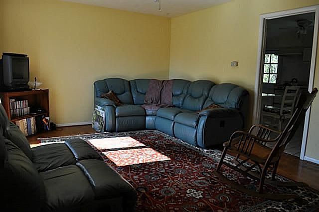 2nd image of 410 Daniel St