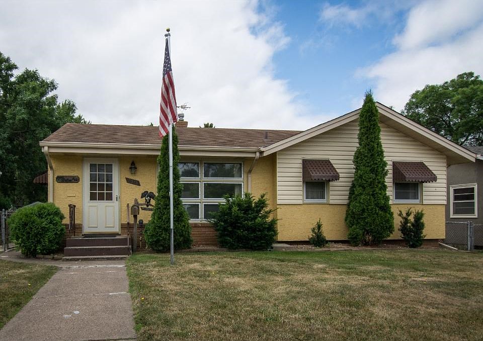 Welcome to 2538 Nokomis Ave! Solid built stucco home located in the beautiful Greater East Side.