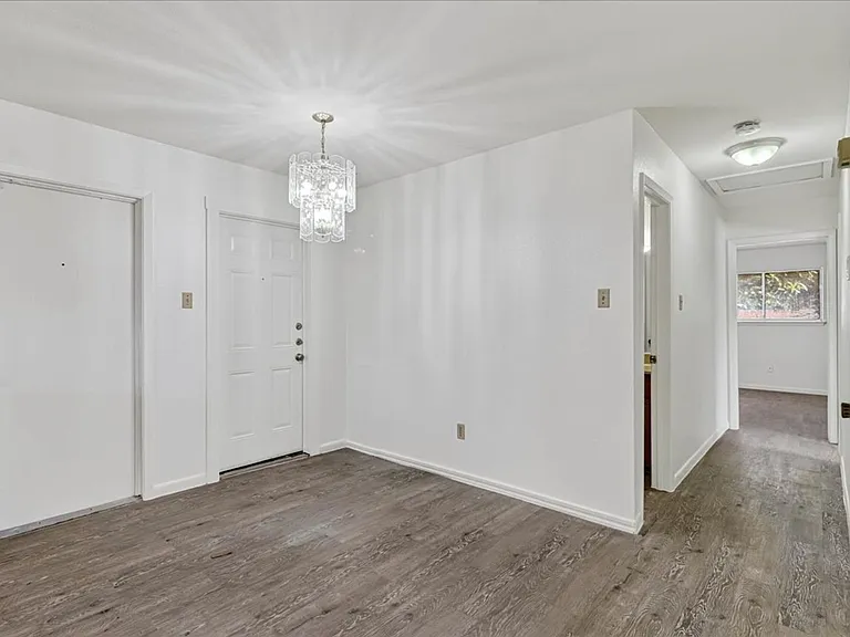 1622 La Joya St — Photo 9